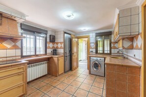 Fridge, microwave, oven, stovetop - Holiday Home 'Los Almendros' with Private Pool, Wi-Fi and Air Conditioning (FUENTIDUEÑA DE TAJO)