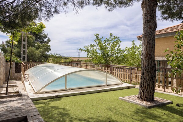 Property grounds - Holiday Home 'Los Almendros' with Private Pool, Wi-Fi and Air Conditioning (FUENTIDUEÑA DE TAJO)