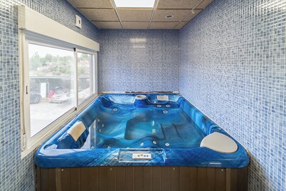 Holiday Home 'Los Naranjos' with Mountain Views, Wi-Fi, and Air Conditioning