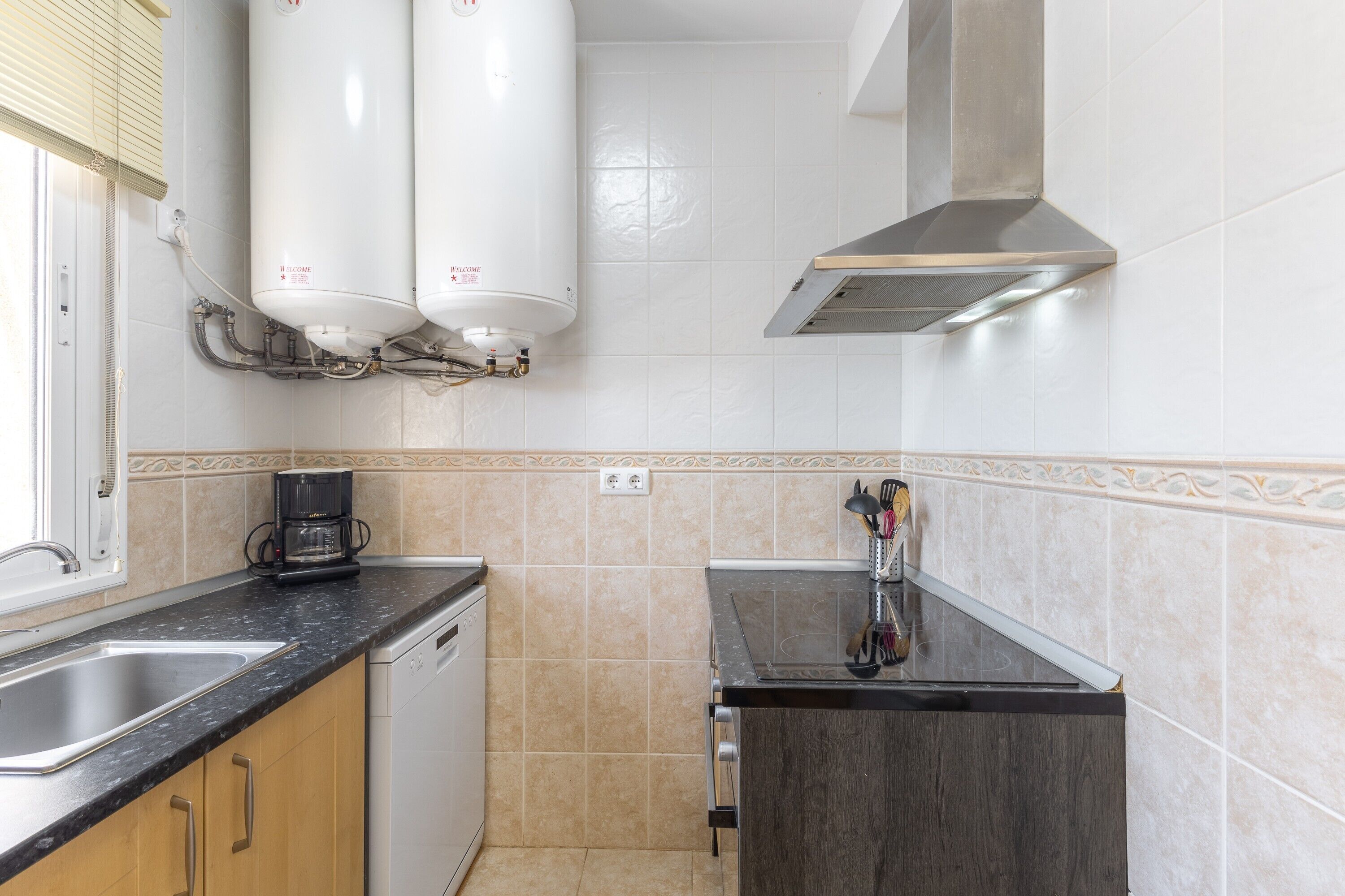 Frigorífico, microondas, horno y placa de cocina