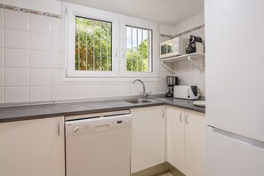 Fridge, microwave, oven, stovetop - Villa 'Vistamar' with Sea View, Wi-Fi and Air Conditioning (Tossa de mar)