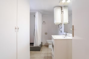 Chuveiro, secador de cabelo, toalhas de banho 