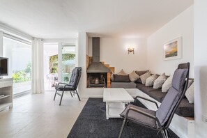 TV, fireplace - Villa 'Vistamar' with Sea View, Wi-Fi and Air Conditioning (Tossa de mar)