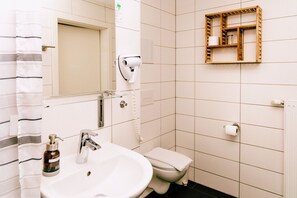Shower, hair dryer, towels, soap - Hotel kleiner Markt Saarlouis (Saarlouis)