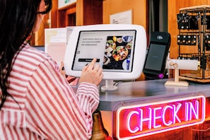Mostrador para check-in y check-out