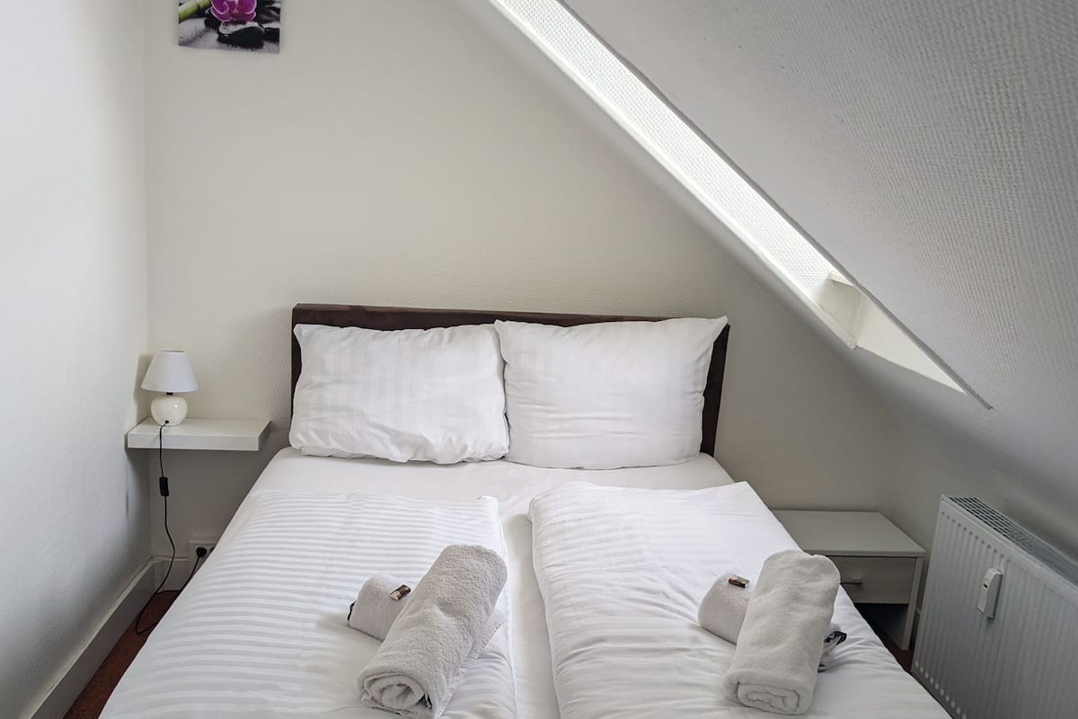 Economy tweepersoonskamer, uitzicht op stad | Een bureau, gratis wifi, beddengoed