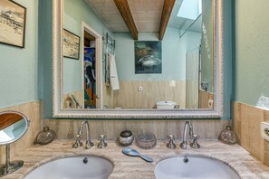 Douche, séchoir à cheveux, serviettes fournies