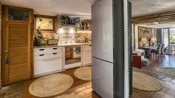 Een koelkast, een magnetron, een oven, een kookplaat