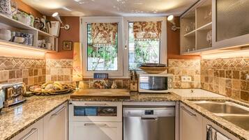 Een koelkast, een magnetron, een oven, een kookplaat