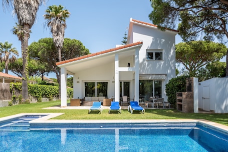 Pool. Villa 'El Cenador - Solo Familias' with Private Pool, Wi-Fi and Air Conditioning