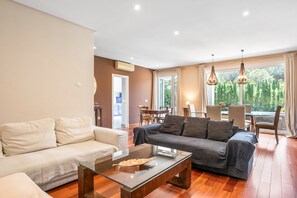 TV, fireplace - Villa 'El Cenador - Solo Familias' with Private Pool, Wi-Fi and Air Conditioning (Roche)