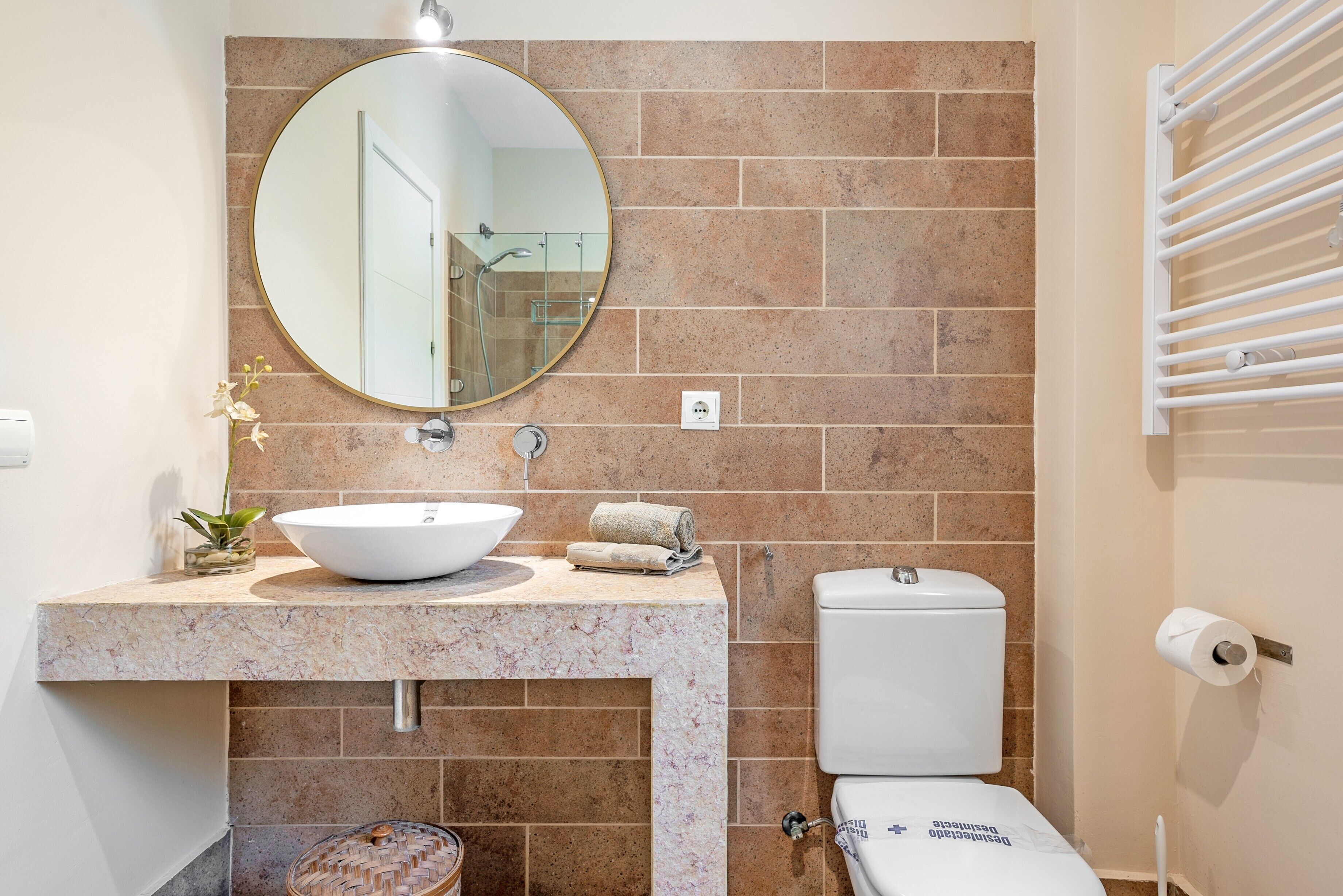 Een douche, een haardroger, handdoeken