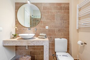 Een douche, een haardroger, handdoeken