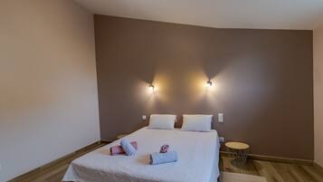 3 bedrooms, iron/ironing board, free WiFi, bed sheets