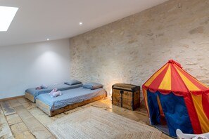 3 bedrooms, iron/ironing board, free WiFi, bed sheets