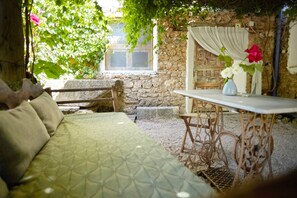 Outdoor dining - Holiday Home 'El Soto' with Mountain Views, Private Pool and Wi-Fi (Beas de Segura)