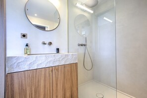 Shower, hair dryer, towels - Country House 'Le Domaine De La Férédie' with Private Pool, Wi-Fi, and Air Conditioning (VIEUX MAREUIL)