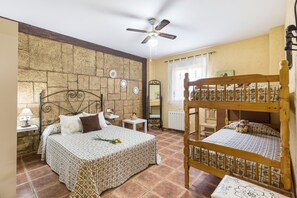 4 bedrooms, free WiFi, bed sheets