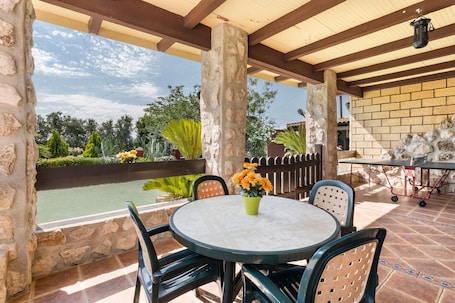 屋外ダイニングエリア. Villa 'Capricho' with Mountain Views, Wi-Fi, and Air Conditioning