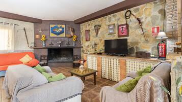 Una televisión, una chimenea, una mesa de tenis de mesa