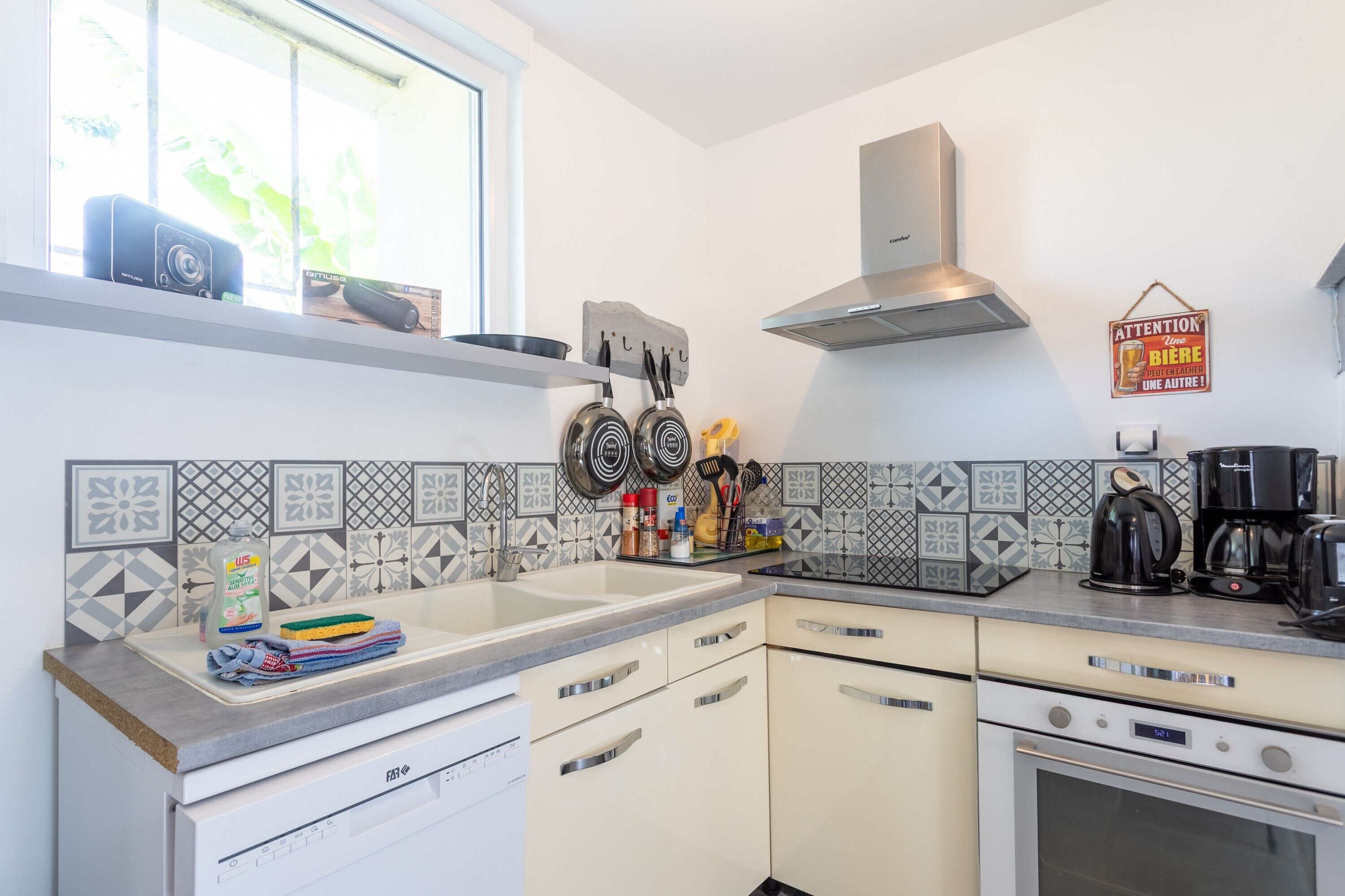 Een koelkast, een magnetron, een oven, een kookplaat