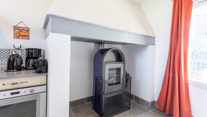 Una cocina con cafetera, hervidor y estufa.