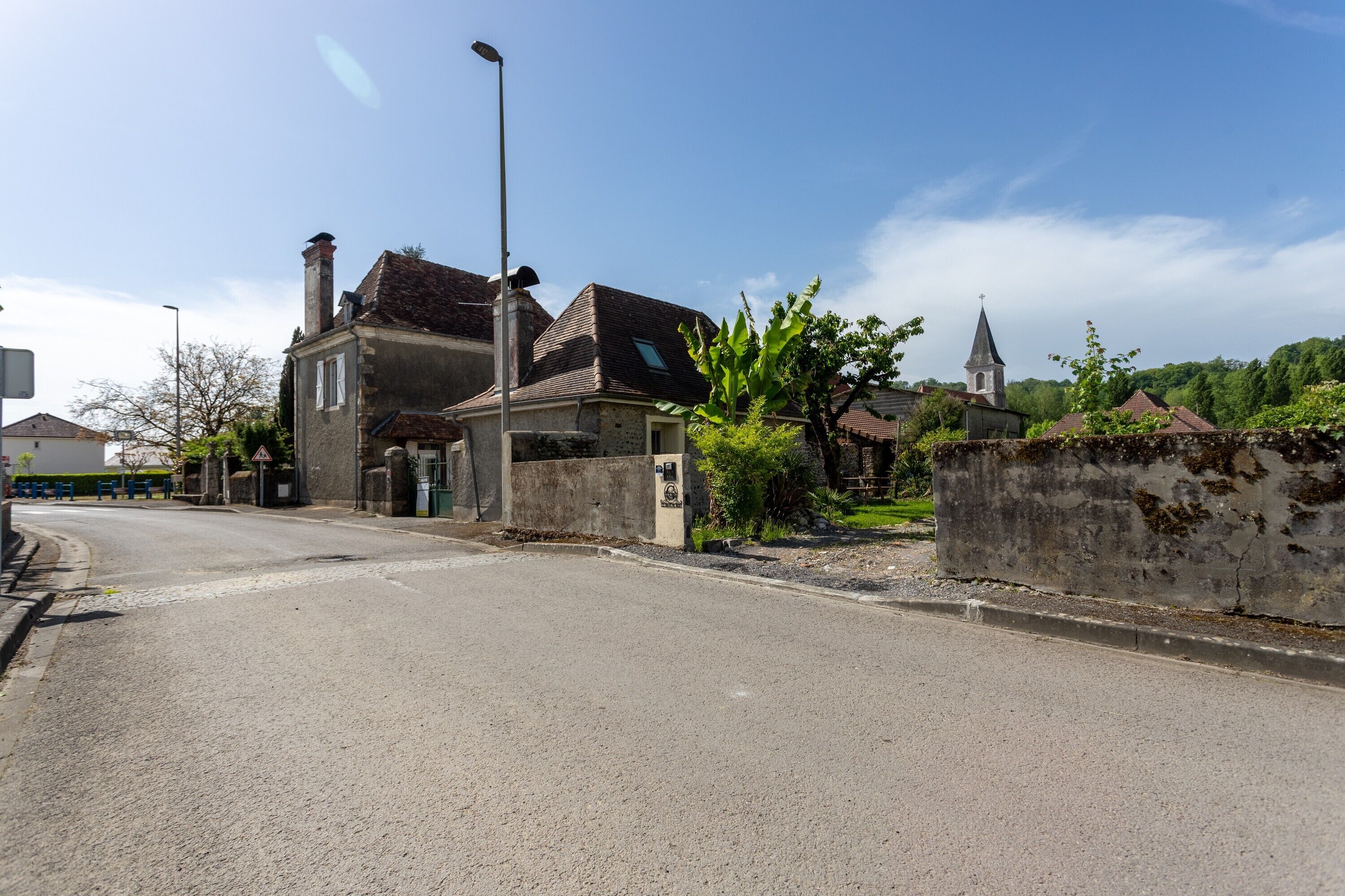 Eine Straße mit Gebäuden, einer Kirche und blauem Himmel.