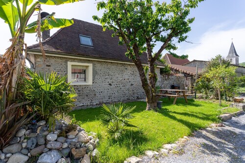 Holiday Home 'Gîte les Charmilles' with Private Terrace, Private Garden and Wi-Fi