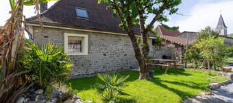 Holiday Home 'Gîte les Charmilles' with Private Terrace, Private Garden and Wi-Fi