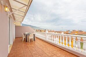 Outdoor dining - Holiday Home 'Villa Teide' with Sea Views, Private Terrace and Wi-Fi (La Orotava)