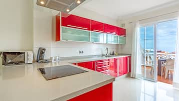 Een koelkast, een magnetron, een oven, een kookplaat