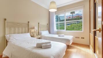 5 bedrooms, iron/ironing board, free WiFi, bed sheets