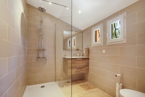 Shower, hair dryer, towels