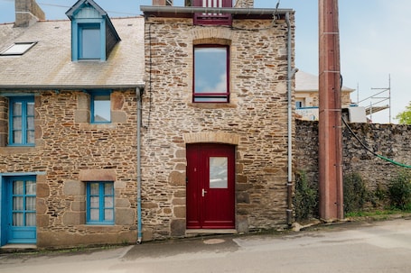 Extérieur. Maison de vacances 'Les Mouettes Cancale' avec terrasse privée et Wi-Fi