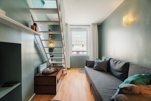 TV, DVD player - Holiday Home 'Les Mouettes Cancale' with Private Terrace and Wi-Fi (Cancale)