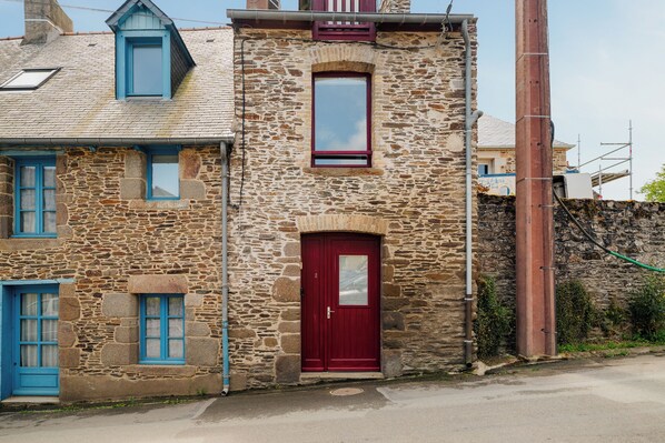 Exterior - Holiday Home 'Les Mouettes Cancale' with Private Terrace and Wi-Fi (Cancale)
