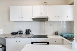 ثلاجة، موقد طهي مسطح، غسالة أطباق، ماكينة لصنع القهوة/الشاي