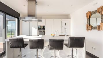 Kjøleskap, mikrobølgeovn, ovn og kokeplater