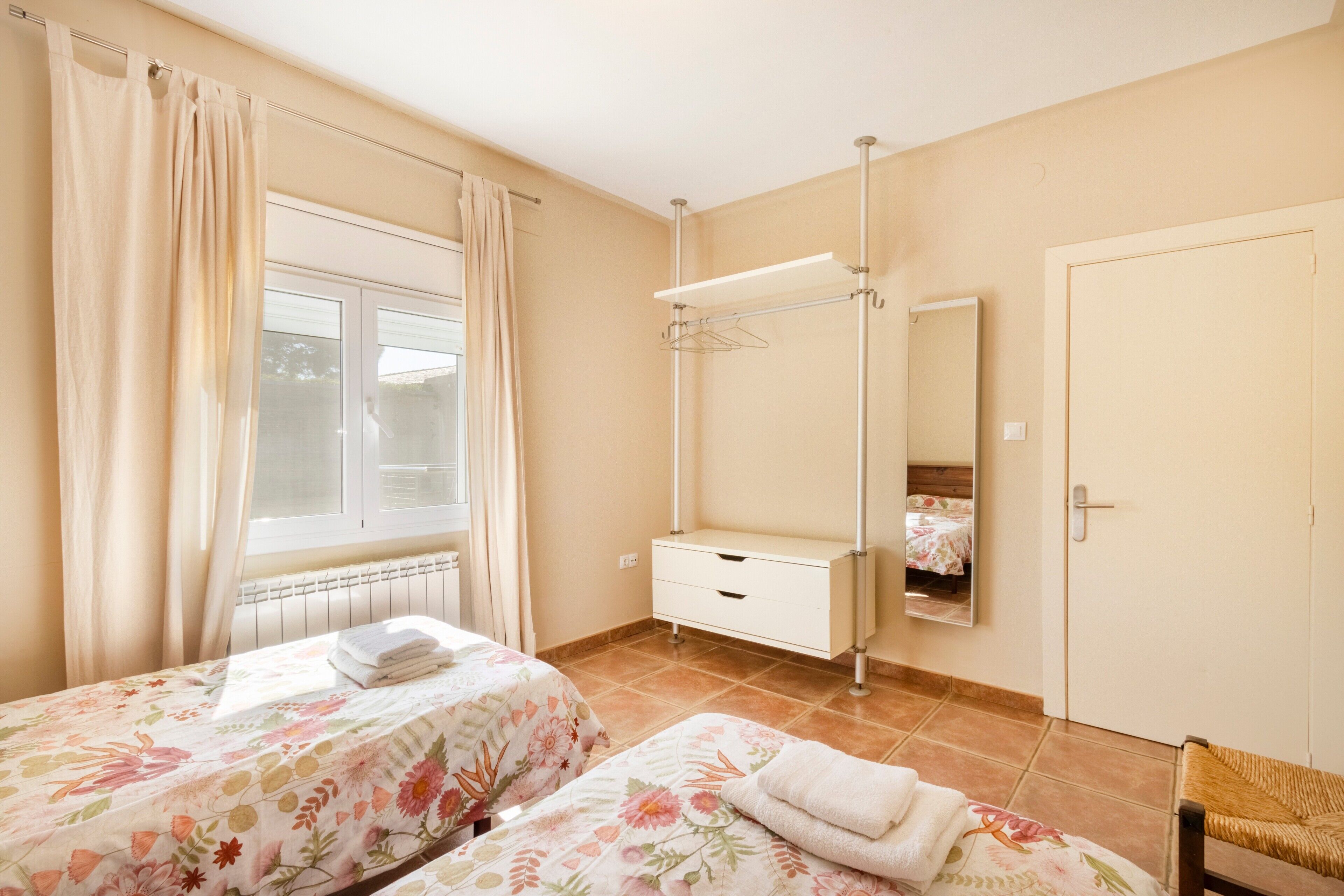 3 slaapkamers, een strijkplank/strijkijzer, gratis wifi, beddengoed