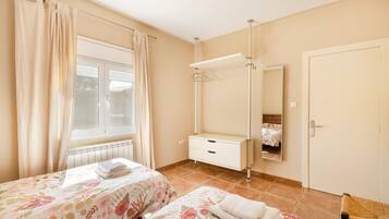 3 slaapkamers, een strijkplank/strijkijzer, gratis wifi, beddengoed