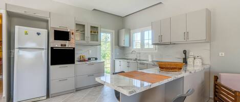 Jääkaappi, mikroaaltouuni, uuni, liesi