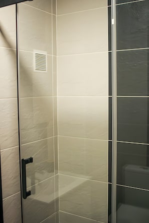 Shower, towels - Apartment 'Hilcity' with Shared Pool, Shared Garden and Balcony (Albufeira)