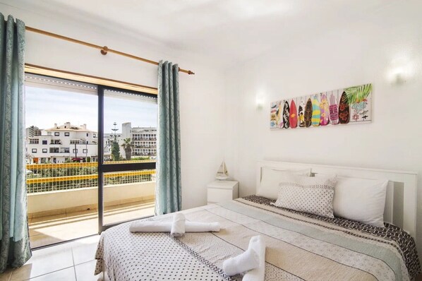 1 bedroom, bed sheets