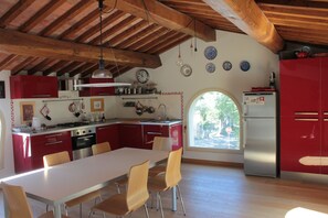 Jääkaappi, uuni, liesi, astianpesukone