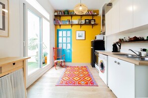 Fridge, microwave, oven, stovetop - Holiday Home 'Art and Relaxation in Seville' with Private Terrace, Wi-Fi and Air Conditioning (Sevilla)