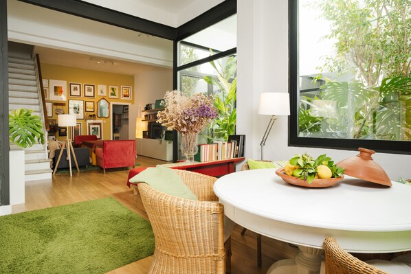 Interior - Holiday Home 'Your Perfect Stay in Seville' with Private Terrace, Wi-Fi & Air Conditioning (Sevilla)