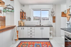 Réfrigérateur, plaque de cuisson, cafetière/bouilloire, grille-pain