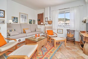 TV - Apartment 'Ap Tesorillo Primera Línea De Playa' with Sea View, Wi-Fi and Air Conditioning (Almuñecar)