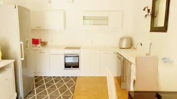 Fridge, microwave, stovetop, dishwasher