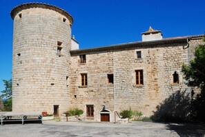 Exterior - Holiday Home 'Gite Au Rocher' with Private Pool, Private Terrace and Wi-Fi (Chassiers)